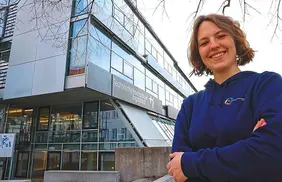 Eine Studentin vor der Technischen Hochschule