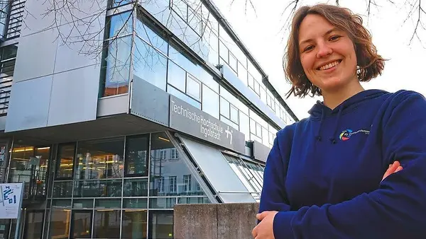 A student in front of THI