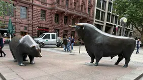 The bull and the bear in front of the German Stock Exchange.