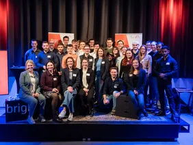 Das Beste aus fünf Euro gemacht: Die teilnehmenden Studierendenteams des 5-Euro-Business-Wettbewerbs präsentierten bei der Abschlussveranstaltung ihre Geschäftsideen (Foto: Bildungswerk der Bayerischen Wirtschaft).