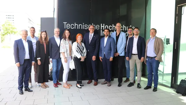 Gruppenbild der Delegation Serbien am Cmapus der THI