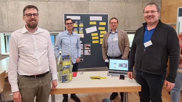 Profs der Fakultät I am Stand beim Round Table Bildungspartnerschaften 2023