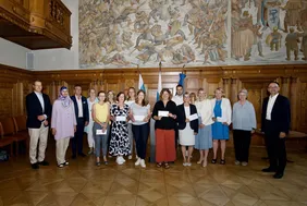 Professor Andrea Klug (3.v.r.), Leiterin des Campus für Weiterbildung, freut sich über die Förderung (Foto: Bürgerstiftung Ingolstadt).