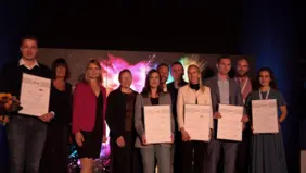 Überzeugten mit ihren Präsentationen: Die Gewinner der Best Paper Awards (Foto: THI). Gruppenbild der elf Ausgezeichneten mit Urkunden der FGF