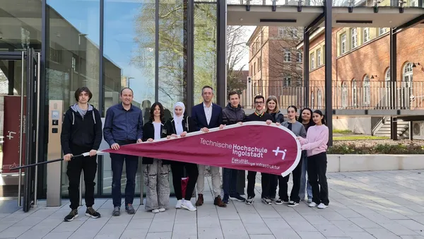 Professor Martin Dirr (5.v.l.), Dekan der Fakultät Nachhaltige Infrastruktur, freute sich, das Neuburger Jugendparlament auf dem Campus zu begrüßen (Foto: THI).