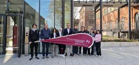 Professor Martin Dirr (5.v.l.), Dekan der Fakultät Nachhaltige Infrastruktur, freute sich, das Neuburger Jugendparlament auf dem Campus zu begrüßen (Foto: THI).