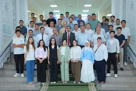Die am RE.Act Forum teilnehmenden Studierenden aus Deutschland, Kirgistan und Usbekistan gemeinsam mit den Gastrednern und dem Organisatorentea.