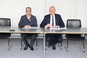 Even closer cooperation: THI President Professor Walter Schober (r.) signs the Lactec contract (Photo: THI).