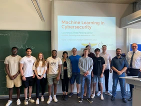 Prof. Pereira vom ITA mit Studierendengruppe