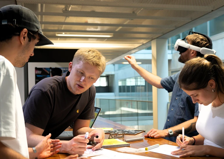 Bevor die Arbeiten die Bühne der Werkschau erreichen, werden Ideen hinterfragt, weiterentwickelt und gemeinsam geschärft – Designstudierende der THI im kreativen Austausch (Foto: THI).