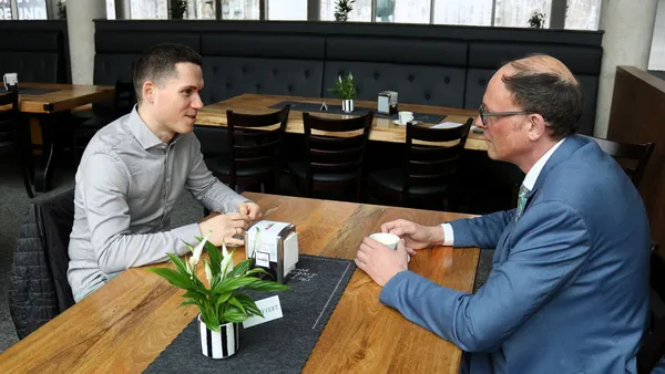 Kevin Mayer (left) and Hans-Joachim Hof on the campus of Technische Hochschule Ingolstadt: Mayer was Hof’s first bachelor’s student in Ingolstadt – today he is a professor himself (Photo: THI).