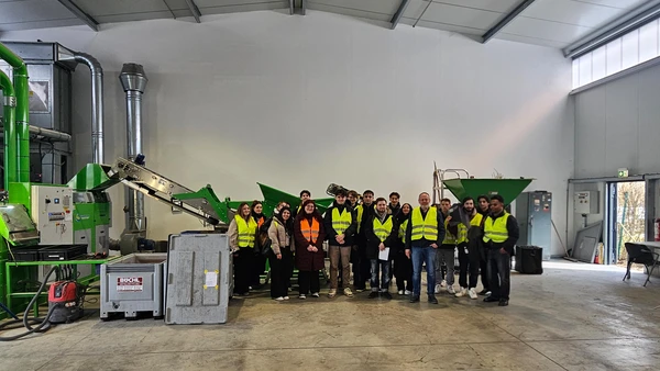 Ein Gruppenfoto in einer Werkshalle von Büchl.
