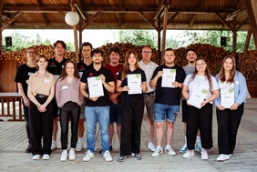 Gruppenbild der KUS-Nachhaltigkeitsscouts mit deren Zertifikaten