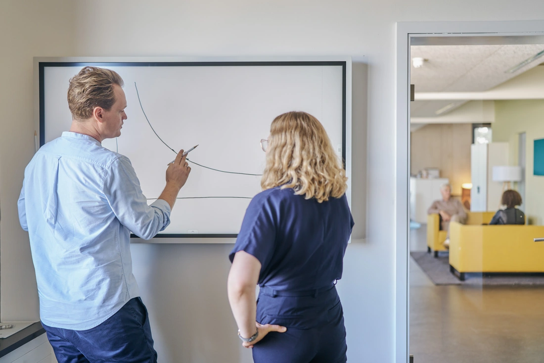Finanzierung-Promotion-THI-Schroll Ein Coach zeichnet der Promovendin verschiedene Möglichkeiten zur Finanzierung einer Promotion auf ein White Board: Stipendien, Drittmittelprojekte, Anstellung als wissenschaftliche Mitarbeiterin usw.