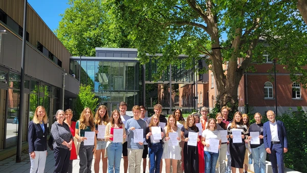 Gruppenbild der Teilnehmenden des Uni-Tags mit Urkunde