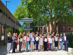 Haben Hochschulluft geschnuppert: Besonders begabte Schülerinnen und Schüler halten nach Abschluss des Uni-Tag-Programms ihre Zertifikate in den Händen (Foto: THI). Gruppenbild der Teilnehmenden des Uni-Tags mit Urkunde