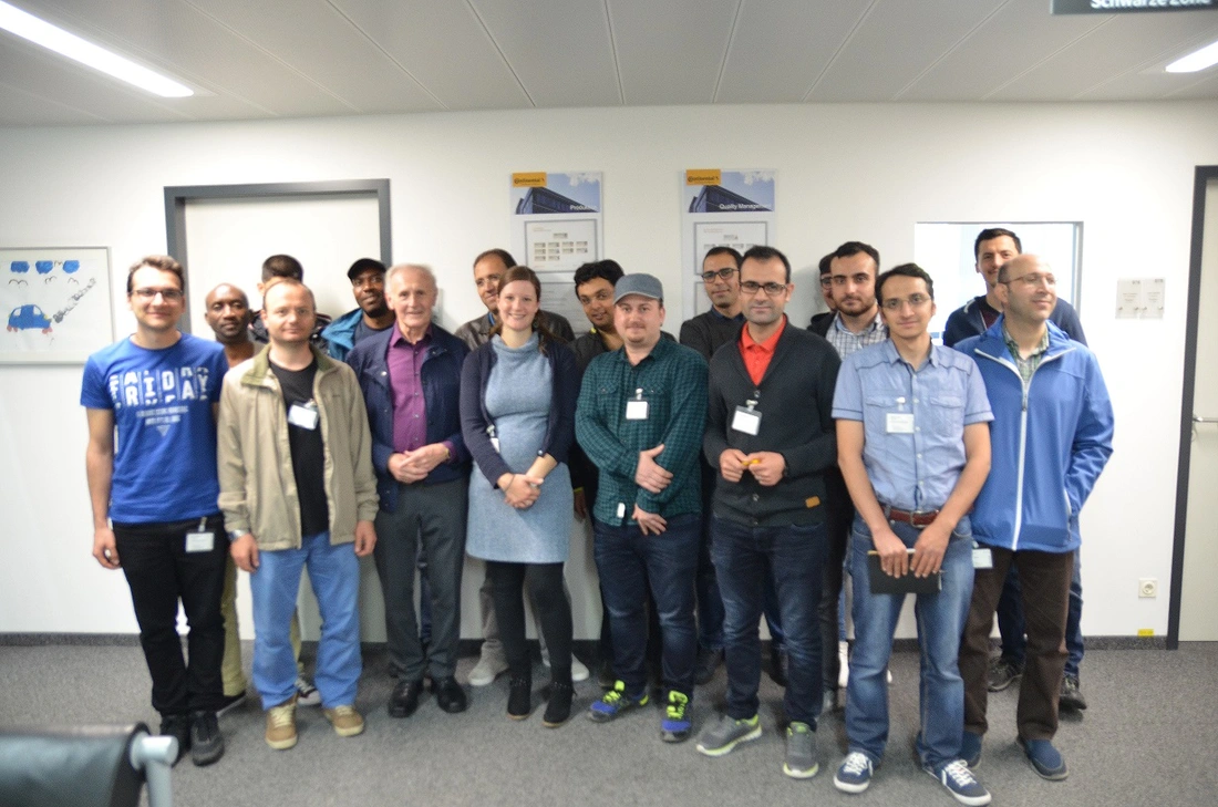 Die Teilnehmer zu Besuch bei der Continental AG Ingolstadt. Quelle: Continental AG Menschen vor Wand zum Gruppenfoto
