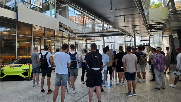 Applicant group on the way to the lab