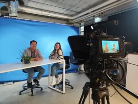 Wissenshäppchen zur Mittagspause: Lunch & Learn gibt spannende Einblicke in unterschiedliche Bereiche (Foto: THI). Zwei Personen bei der Aufnahme einer Videos für das Projekt "Mensch in Bewegung"