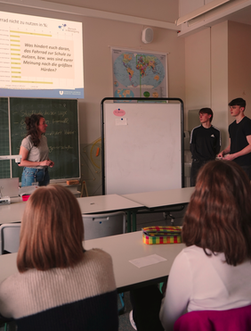 Bild eines Vortrags der KU Eichstätt am Descartes Gymnasium in einem Klassenzimmer