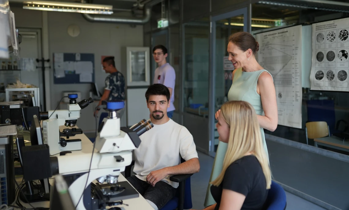 Labor_C102_Werkstofftechnik_Praktikum_Franziska_Märkl Studierende am Mikroskop im Labor