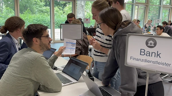 Bankstation im Planspiel mit Mitarbeitenden