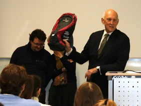 Prof. Dr. Schober beim Semesterstart in Neuburg mit THI-Rucksack in der Hand