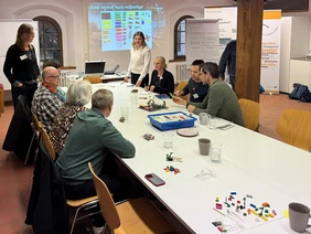 Bunte Steine, große Ideen: Beim „Zukünftelabor“ in Ingolstadt formen Engagierte mit LEGO® ihre Vision vom Ehrenamt von morgen (Foto: THI).