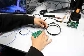 Das Ganze funktioniert durch ein fein abgestimmtes Zusammenspiel aus Elektronik, Software und Mathematik (Foto: THI).