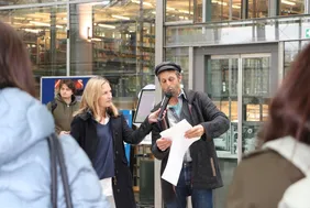 Artist Johannes Volkmann (right) explained the concept of the installation (Photo: THI).