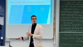 Ein Mann vor einer Präsentation.