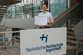 Bild von Herrn Prof. Dr. Helmer mir Urkunde zur Berufung in den Fachbeirat Kraftfahrzeugtechnik