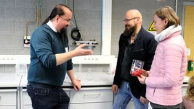 DNA-Extraktion live: Maxi Schrümpf (r.) informierte sich im Labor für Digitale Medizin über ihr angestrebtes Studium (Foto: THI).
