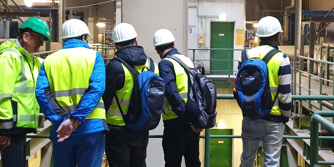Unternehmensexkursion des Integrationscampus: Zu Besuch bei der MVA Ingolstadt. Quelle: THI Menschen in Schutzkleidung