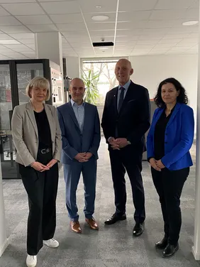 Zu Besuch beim Partner: Sandra Gerhards, Leiterin HR MTU-Standort München, Professor Martin Landesberger, THI-Präsident Professor Walter Schober und Dr. Inga Stoll, Leiterin Werkstofftechnik bei der MTU (Foto: MTU).
