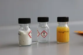 Experiments with everyday materials (Photo: THI). Drei Schraubgläser mit unterschiedlichen Inhalten, zwei davon mit Gefahrenstoffkennzeichung