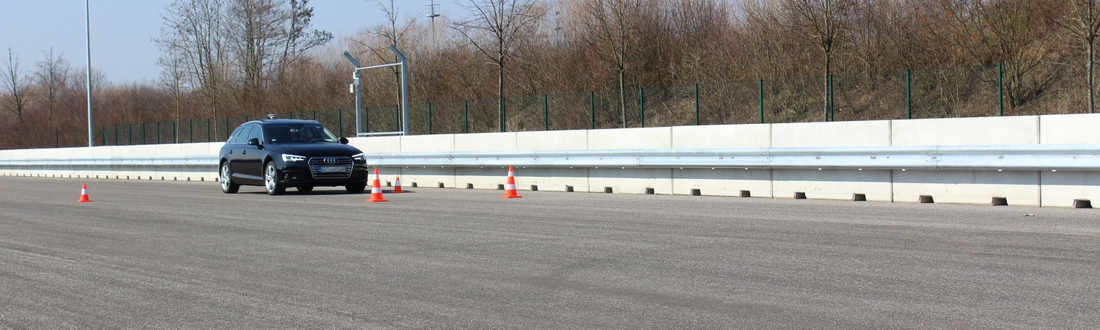 Fahrzeug auf Outdoor Testgelände