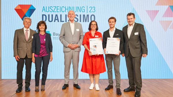 Freuen sich über den Erfolg: Preisträger Jan Wellhöfer (2. v. r.) mit seinen Eltern (l.), Elke Heimgärtner-Geier (3. v. r.), Geschäftsleitung der Collomix GmbH, THI-Präsident Walter Schober (3. v. l.) und THI-Professor Andreas Rattke (r.). (Foto: BayZiel-hochschule dual) 