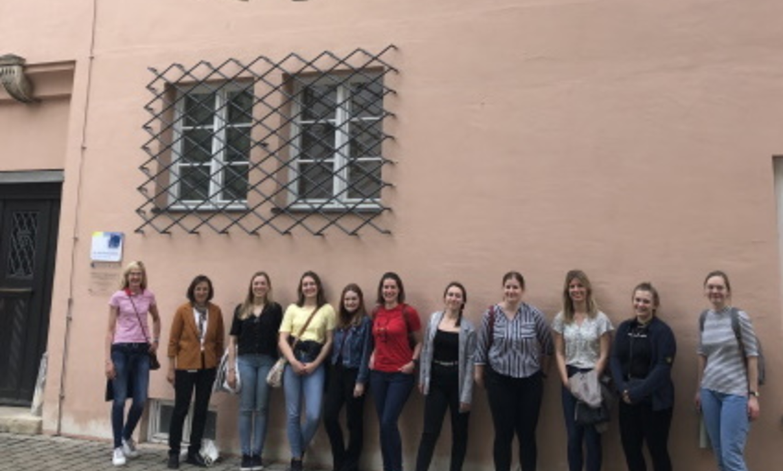 [Translate to English:] Studentinnen und Mentees stehen vor der Hohen Schule