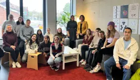 Gastprofessorin Suzan Boztepe mit Studierenden des User Experience Design 