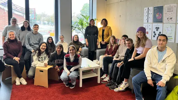 Gastprofessorin Suzan Boztepe mit Studierenden des User Experience Design 
