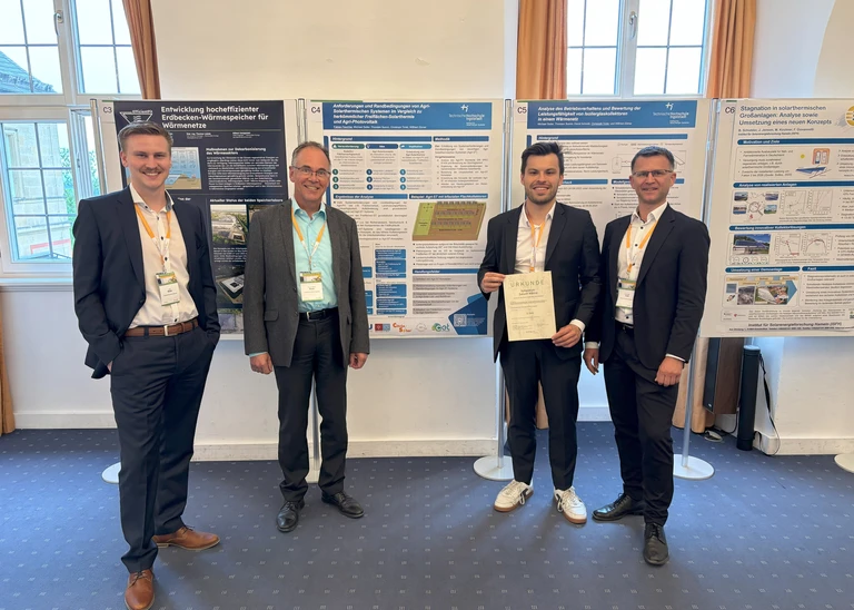 Das InES-Team auf dem Symposium Zukunft Wärme (von links nach rechts): Lukas Müller, Prof. Dr.-Ing. Wilfried Zörner, Fabian Feuchter und Dr. Christoph Trinkl