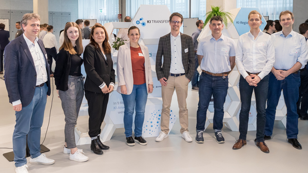 Gruppenbild der Refferierenden/Mitarbeitenden des KI Workshops der Firma Baur