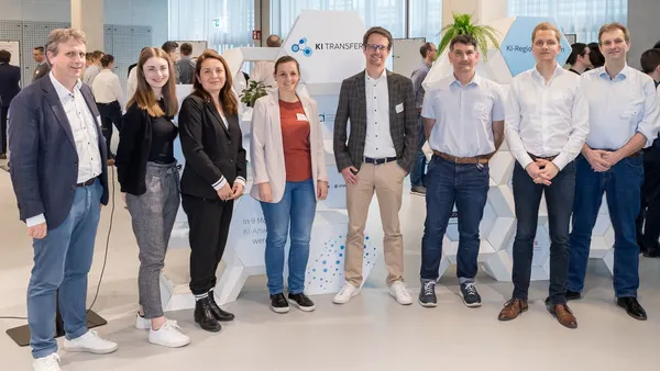 Gruppenbild der Refferierenden/Mitarbeitenden des KI Workshops der Firma Baur
