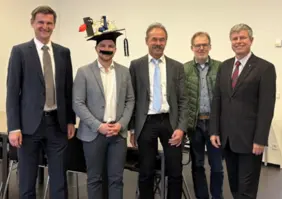 Foto-Franz-Plaschkies-privat Die Doctoral School gratuliert Franz Plaschkies (2. v. li. im Bild), seinem Betreuer Prof. Dr.-Ing. Axel Schumacher von der Bergischen Universität Wuppertal (3. v. li. im Bild) und seinem Betreuer Prof. Ondřej Vaculín von der TH Ingolstadt (li. im Bild) und bedankt sich bei dem zweiten Gutachter Prof. Dr.-Ing. Matthias Kröger von der Technischen Universität Bergakademie Freiberg (re. im Bild) und dem Vorsitzenden der Prüfungskommission Prof. Dr.-Ing. Uwe Janoske von der Bergischen Universität Wuppertal (2. v. re. im Bild).