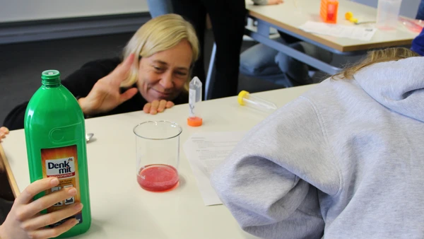 Die Professorin und die Schülerinnen beobachten, wie die DNA sichtbar wird.