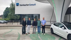 Vor dem Firmengebäude von Steinbacher-Consult direkt neben dem charakteristischen „Ladepilz“ (v.l.n.r. Maxime Lucas, Benjamin Dietz und Steffen Lauter von Steinbacher-Consult; Jiahe Chu und Prof. Matthias Huber von THI, InES)