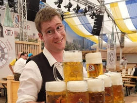 Vom Hörsaal ins Festzelt: Professor Alexander Gelner schenkt beim größten Volksfest Ostbayerns aus (Foto: Alexander Gelner privat).