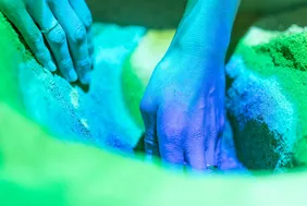 Wissenschaft zum Anfassen: Der Sandkaste hilft komplexe Problemstellungen zu begreifen (Foto: THI). Händepaar, das im Sand gräbt