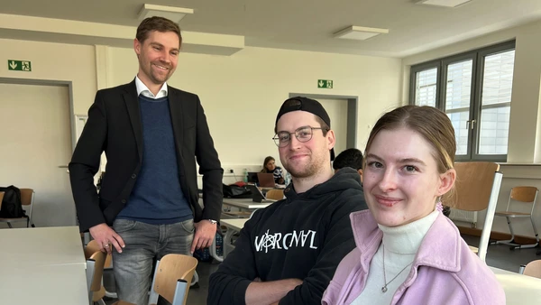 Eine Schülerin und ein Schüler zu Besuch in einem Vorlesungssaal der THI.